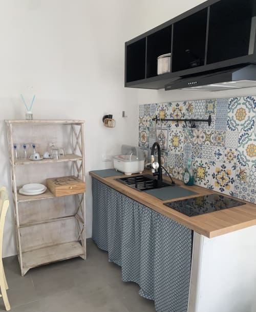 Moderna cucina nell'appartamento Innamorati di Ca' Salino B&B, Villa Inferno, con piastrelle decorative e rivestimento in legno