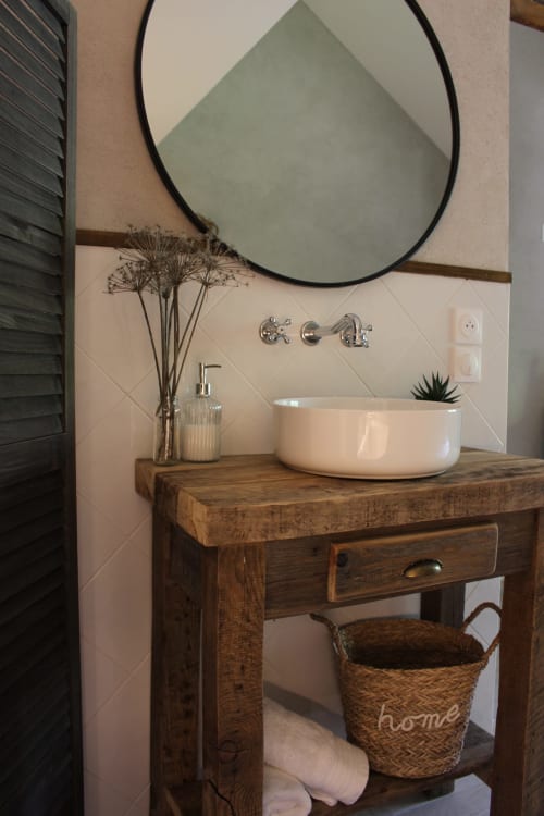 Lavabo rustique moderne au Gîte Le Petit Bégou à Saint-Auban-d'Oze avec miroir rond et meuble en bois