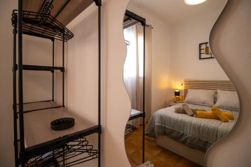 Acogedora habitación en La Casa de Tita Clota en Setenil de las Bodegas con cama, litera e iluminación ambiental