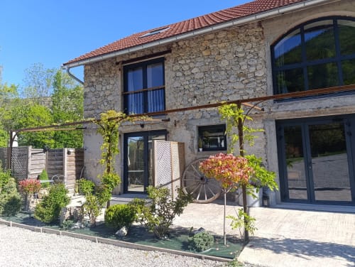 Gîte La Bergerie de Roger au Petit Bégou, maison en pierre avec vue jardin, terrasse et aménagement rustique