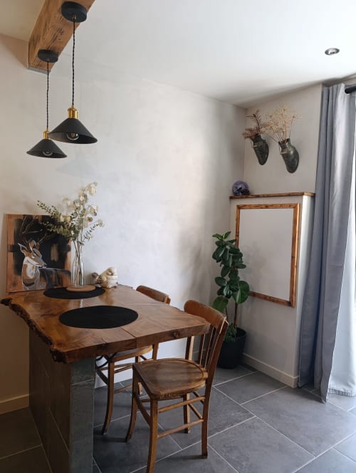 Salle à manger contemporaine à La Bergerie de Roger du Petit Bégou avec table en bois, luminaires suspendus et vue sur le jardin