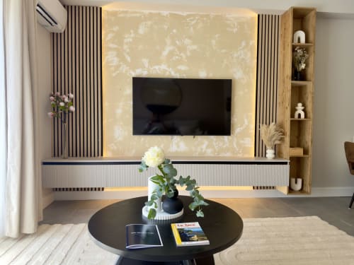 Studio moderne au Le 1 Péraudel à Castres avec TV murale, mur accent marbre et table ronde noire