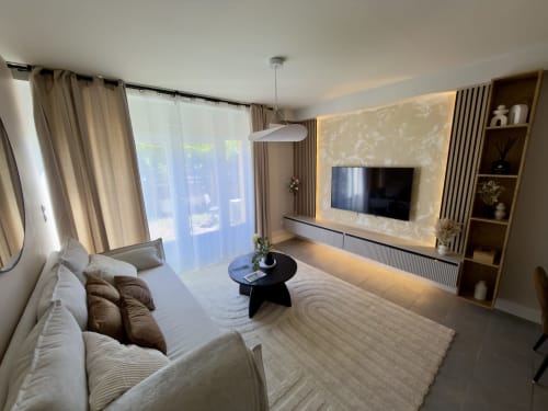 Studio moderne au 1 Péraudel à Castres avec canapé confortable, TV écran plat et vue sur le jardin