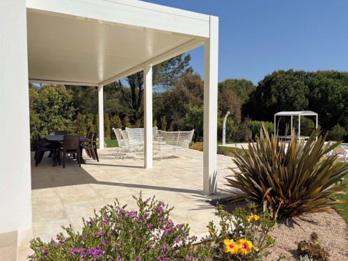 Pérgola moderna no pátio da Quinta Vale da Paz B&B em Azambuja, Portugal, com móveis brancos e paisagismo do jardim