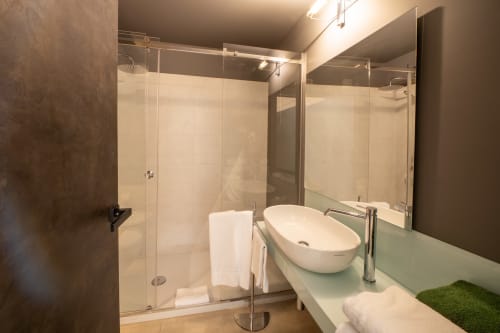 Modern bathroom in Deluxe Standard room at Hotel Belvedere Resort, Castellammare del Golfo, with glass shower enclosure and
