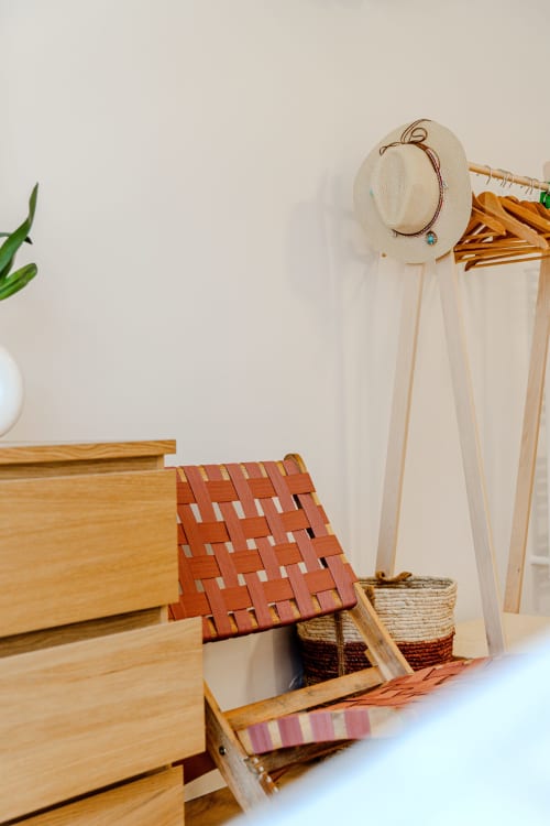 Coastal villa styling with wooden accessories, straw hat, linen fabrics, and woven basket decor at Villa Roya Saint-Florent