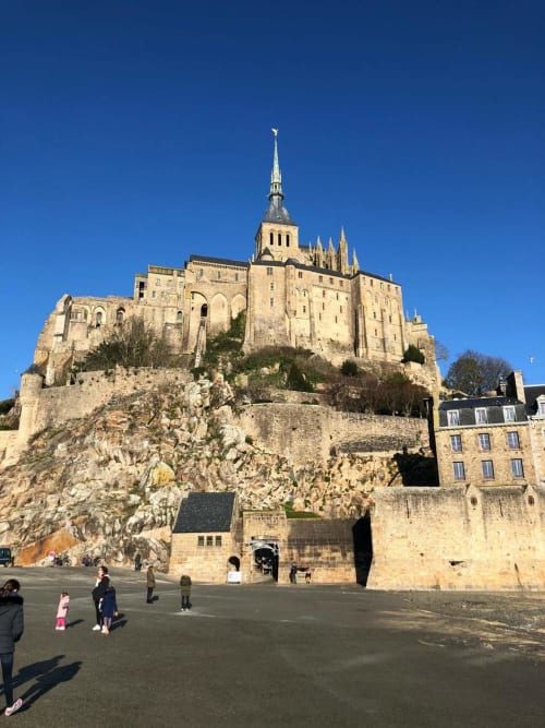 Le château du Mont-Saint-Michel sur l'île rocheuse près de Saint-Benoît-des-Ondes, France