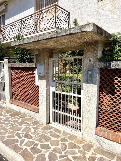 Ingresso dell'appartamento Casa Nicola a San Vito Chietino con cancellata in ferro decorativo e dettagli in mattoni