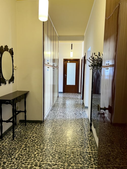Corridoio moderno in appartamento Casa Nicola, San Vito Chietino, con pavimento in terrazzo e armadi in vetro