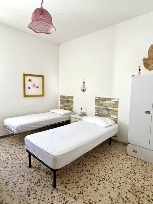 Letti gemelli con biancheria bianca nell'appartamento Casa Nicola di San Vito Chietino, con pavimento in terrazzo e arredamento nautico