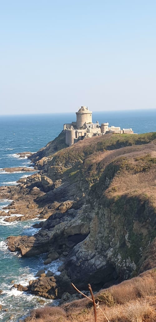 Château médiéval perché sur les falaises rocheuses surplombant la mer près de Saint-Benoît-des-Ondes, Bretagne
