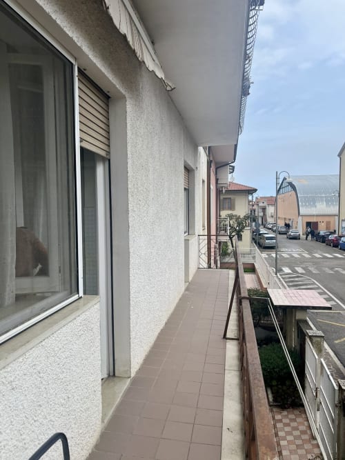 Balcone dell'appartamento Casa Nicola a San Vito Chietino con vista sulla città e terrazza piastrellata che affaccia sulla strada
