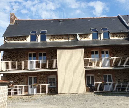 Le Clos De La Côte D'émeraude, demeure en pierre avec balcons modernes à Saint-Benoît-des-Ondes