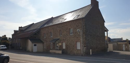 Façade en pierre de la maison d'hôtes Le Clos De La Côte D'emeraude à Saint-Benoît-des-Ondes, France