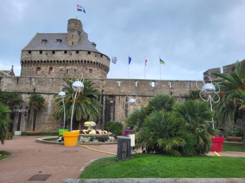 Forteresse médiévale en pierre avec tours et murailles fortifiées au Clos De La Côte D'émeraude à Saint-Benoît-des-Ondes, France