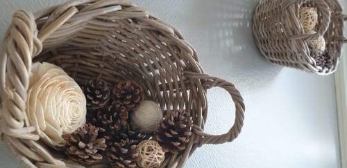 Panier tissé avec pommes de pin et fleurs séchées, accessoire décoratif à Le Clos De La Côte D'émeraude