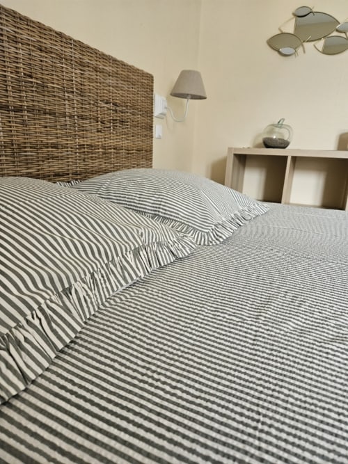 Literie rayée dans l'appartement Les Ebihens du Clos De La Côte D'émeraude, Saint-Benoît-des-Ondes