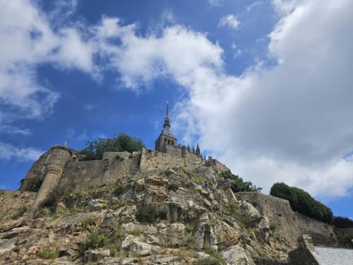 L'abbaye du Mont-Saint-Michel perchée sur une île rocheuse aux marées près de Saint-Benoît-des-Ondes, Bretagne, France
