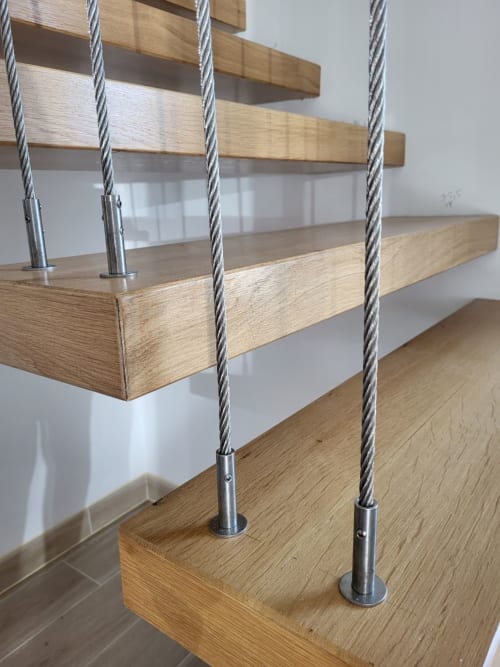 Escalier moderne en bois avec rampe en câble inox à la maison d'hôtes Le Banc des Hermelles du Clos De La Côte D'émeraude