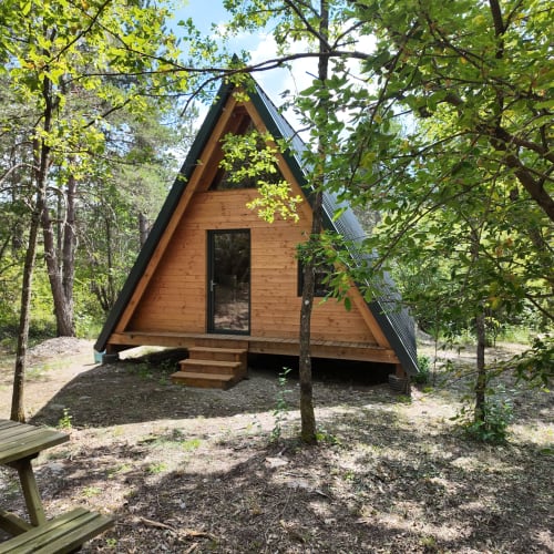 Cabine élégante en A-frame en bois nichée en forêt au Spa Hôtel La Font Vineuse, Saint-Pierre-d'Argençon