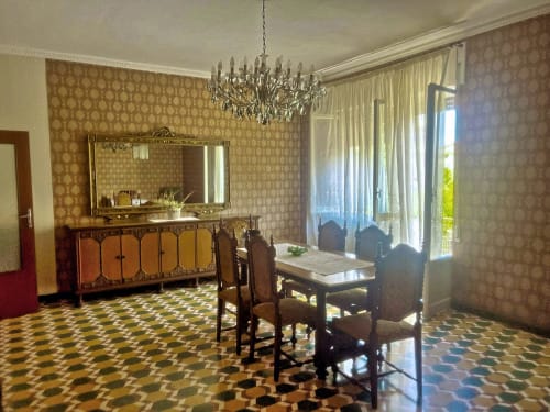 Elegante sala da pranzo di Casa Nicola, appartamento WelcHome a San Vito Chietino con lampadario e vista sulla città