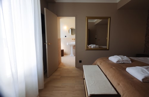 Chambre Joséphine à L'Ode à Pierre BnB à Dax : lits jumeaux, salle de bains privée et vue sur le jardin