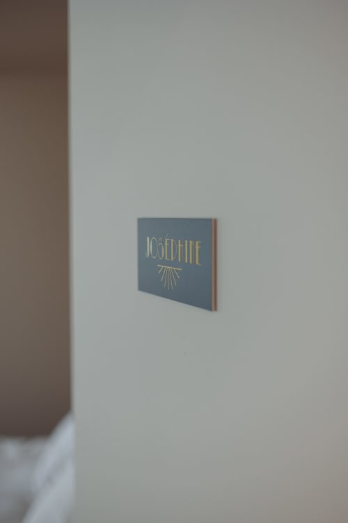Pancarte de la chambre Joséphine sur le mur de L'Ode à Pierre, maison d'hôtes à Dax, France