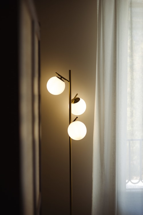 Lampadaire moderne aux trois sphères lumineuses dans la Chambre Joséphine de L'Ode à Pierre, Dax