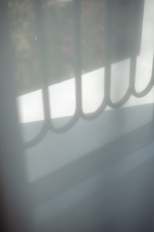 Lumière du soleil éclatante traversant les fenêtres cintrées de la Chambre Joséphine à L'Ode à Pierre, Dax