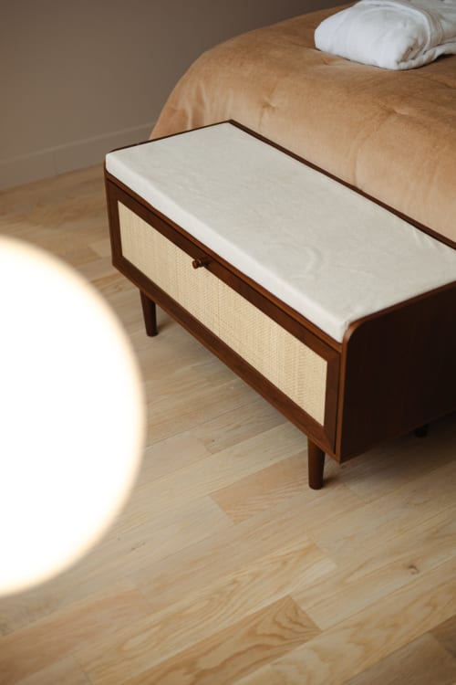 Banc vintage en bois avec coussin blanc à L'Ode à Pierre B&B à Dax, Chambre Joséphine