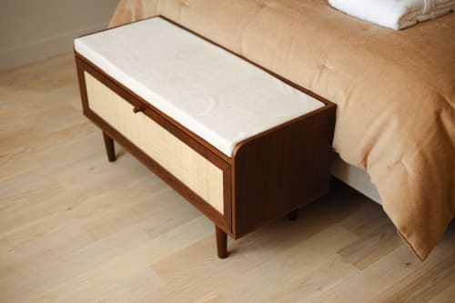 Banc en bois vintage avec coussin blanc à L'Ode à Pierre B&B à Dax, Chambre Joséphine