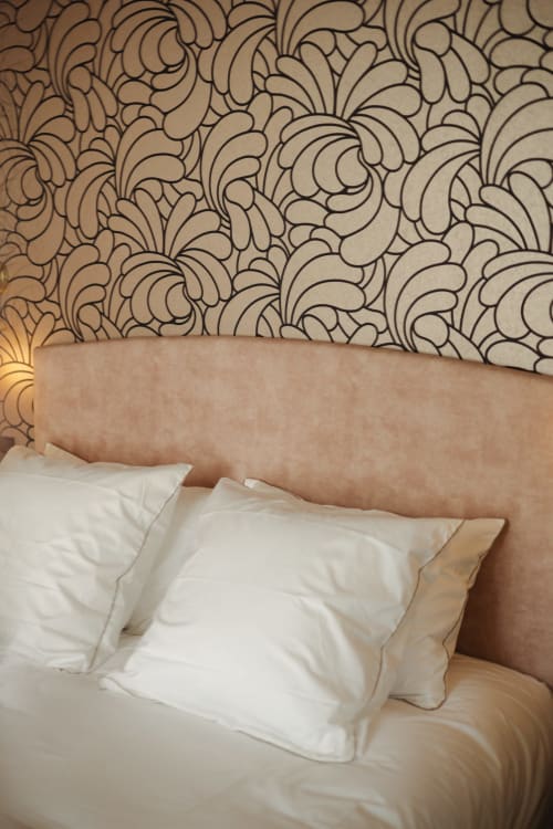 Lit Chambre Joséphine aux oreillers blancs à L'Ode à Pierre B&B à Dax, avec tête de lit ornée à motifs élaborés