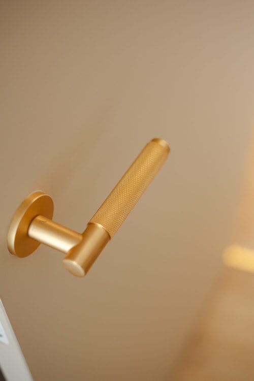 Poignée de porte dorée à la Chambre Joséphine de l'hôtel de charme L'Ode à Pierre, Dax, France