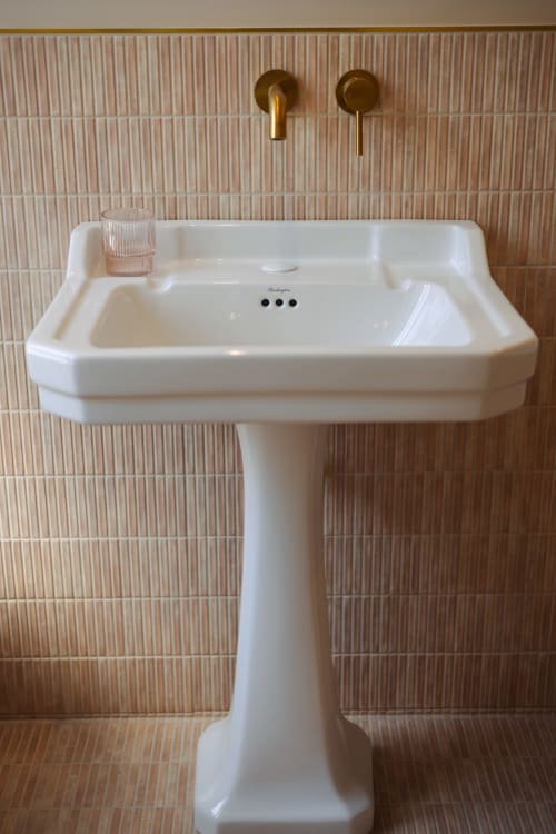 Lavabo blanc sur piédestal avec robinetterie en laiton dans la Chambre Joséphine de L'Ode à Pierre B&B, Dax