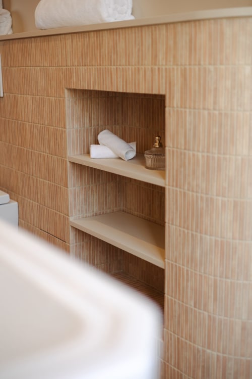 Niche de salle de bain intégrée avec étagères en bois rangant des serviettes blanches à L'Ode à Pierre, Dax