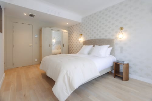 Chambre Coco à L'Ode à Pierre à Dax - chambre moderne aux draps blancs, papier peint à motifs et parquet