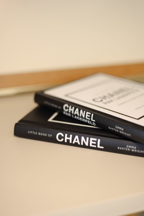 Livres Chanel empilés sur une table crème à la boutique B&B L'Ode à Pierre à Dax, France