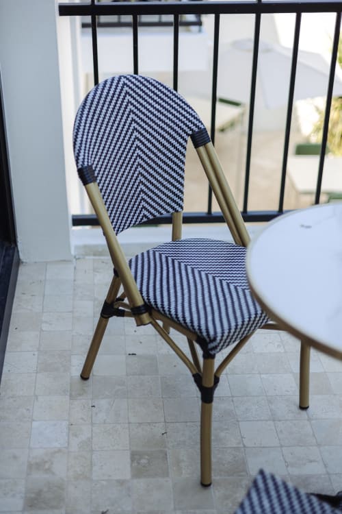 Chaise de terrasse à tissage bleu et blanc à l'hôtel L'Ode à Pierre à Dax, France