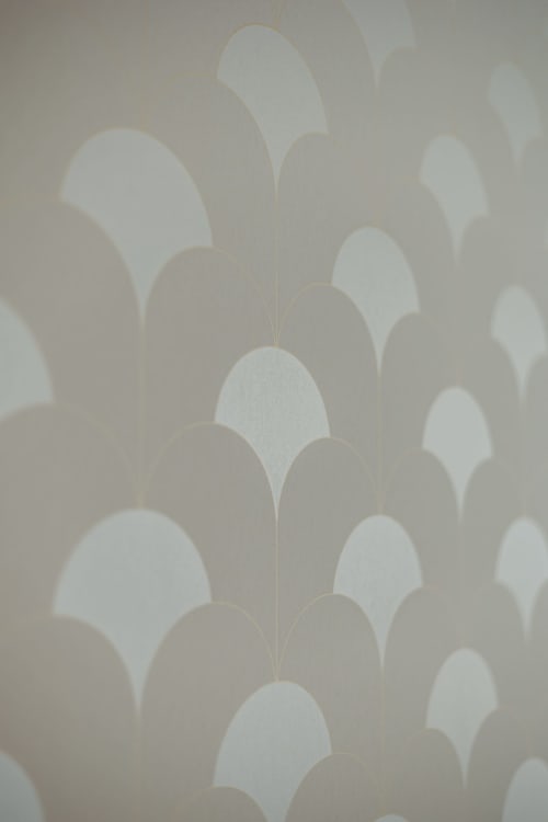 Papier peint motifs floraux abstraits dans la Chambre Coco de l'hôtel boutique L'Ode à Pierre, Dax