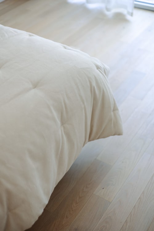 Oreiller moelleux blanc sur le lit de la Chambre Coco à L'Ode à Pierre, Dax