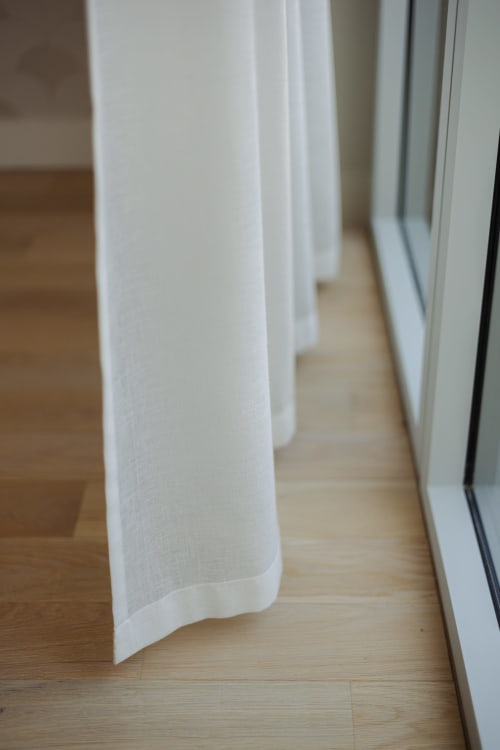Rideaux blancs diaphanes dans la Chambre Coco de l'hôtel-boutique L'Ode à Pierre à Dax, France