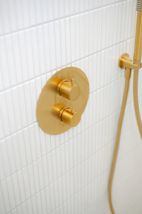 Robinetterie dorée et carrelage blanc métro dans la salle de bain Chambre Coco à L'Ode à Pierre, Dax