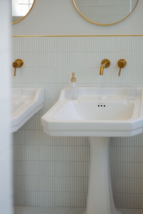 Salle de bain contemporaine à L'Ode à Pierre Dax avec lavabo colonne blanc, robinetterie dorée et carrelage vertical