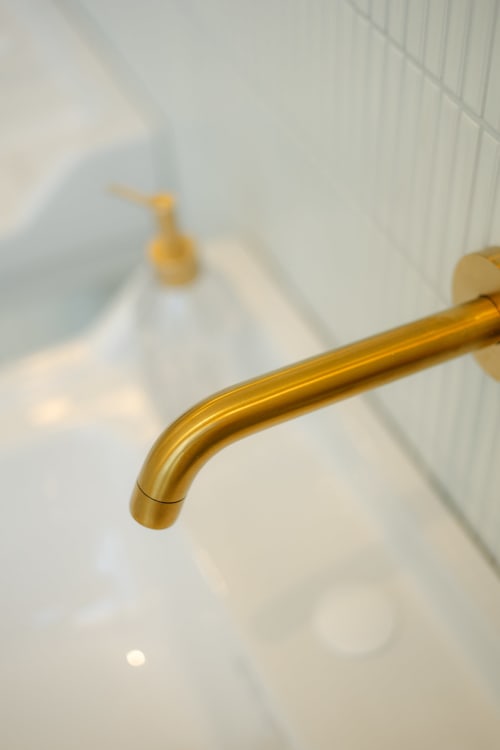Robinet de salle de bain doré dans la Chambre Coco à L'Ode à Pierre, Dax, France