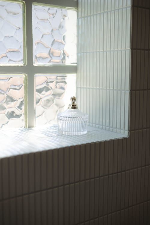 Bougie en cristal sur le rebord de fenêtre à L'Ode à Pierre, Chambre Coco avec vue sur la piscine, Dax