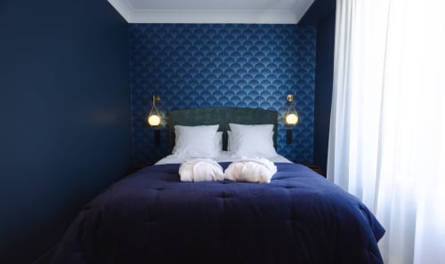 Chambre Mistinguett à L'Ode à Pierre, Dax - chambre moderne avec tête de lit matelassée bleu marine, oreillers blancs et suspension en laiton