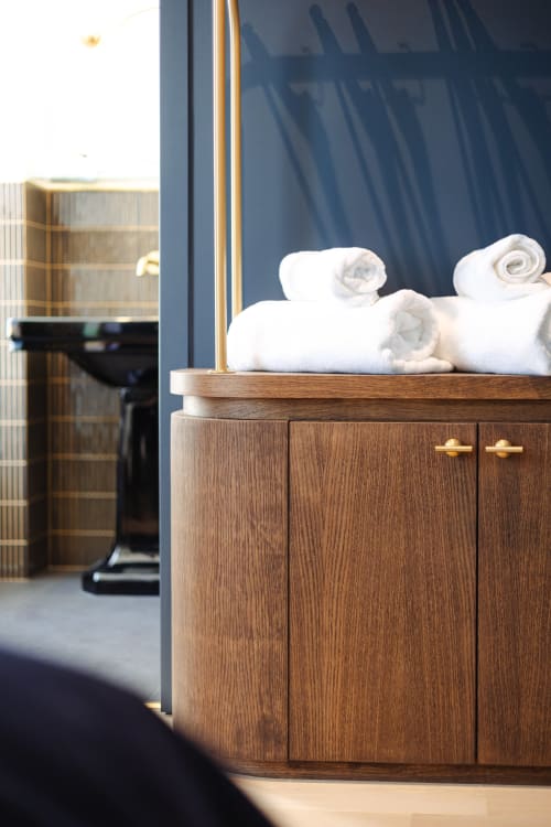 Serviettes blanches roulées sur la vanité en bois de la Chambre Mistinguett à L'Ode à Pierre, Dax