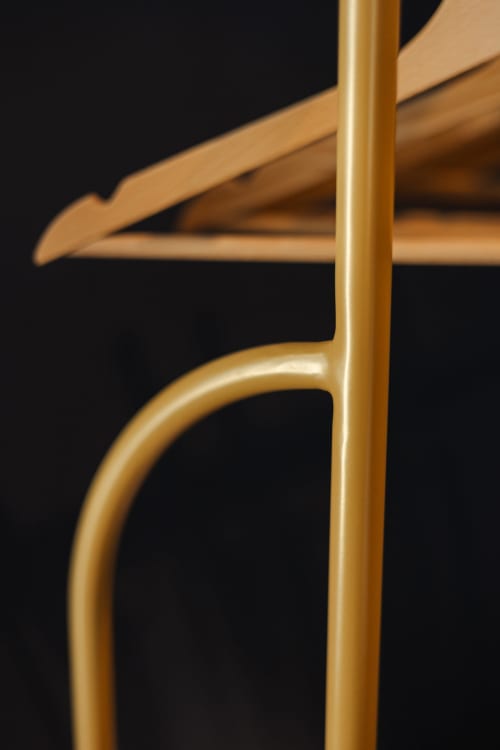 Cintre en bois aux détails galbés à L'Ode à Pierre, hôtel-boutique à Dax