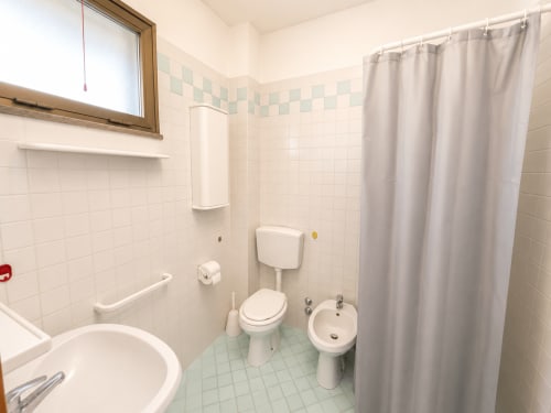 Bagno dell'Apartment con vista mare presso l'hotel Anthea, Lignano Sabbiadoro, con toilette, bidet e doccia