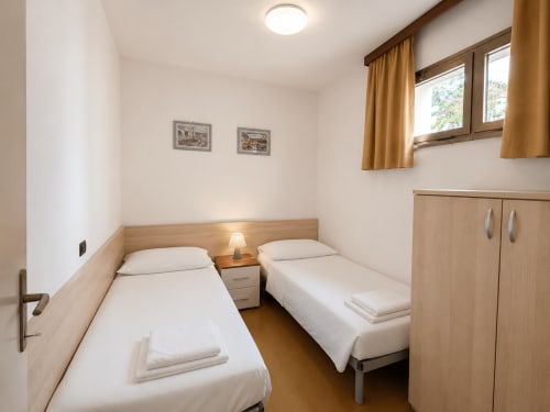 Camera doppia nella Sea View Apartment dell'Anthea Hotel, Lignano Sabbiadoro con arredamento in legno e finestre